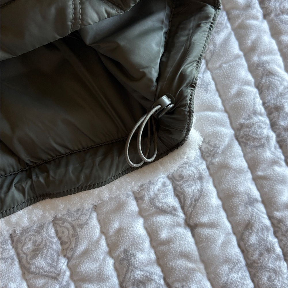 NWOT Athleta Sherpa Jacket with Olive quilted accents size Medium - Picture 6 of 6